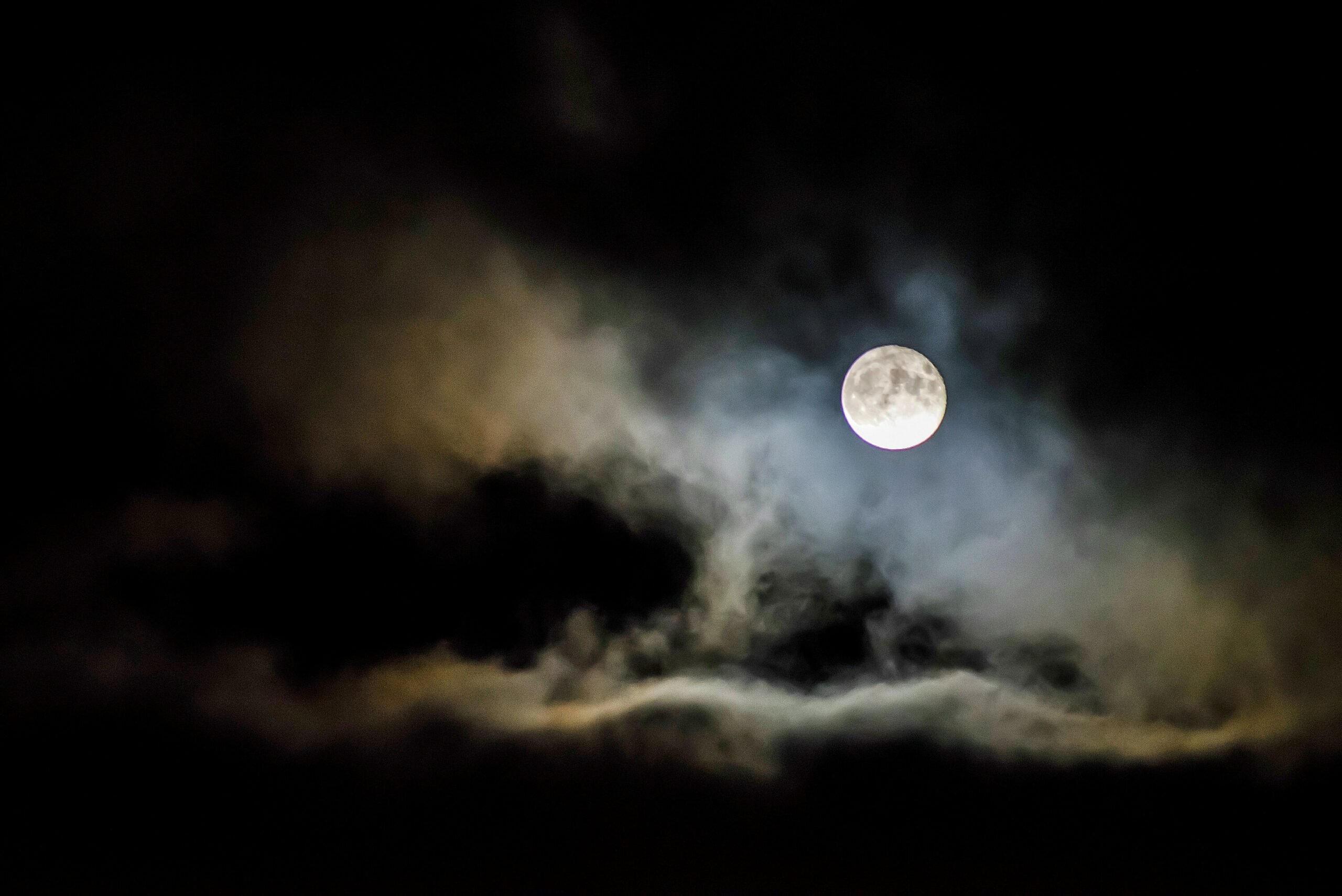 Luna: misteri, tradizioni e ritualità